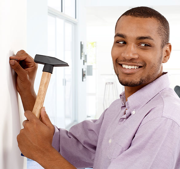 Bricoleur professionnel réalisant des travaux