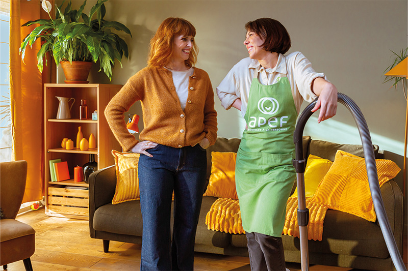 Femme de ménage réalisant une intervention